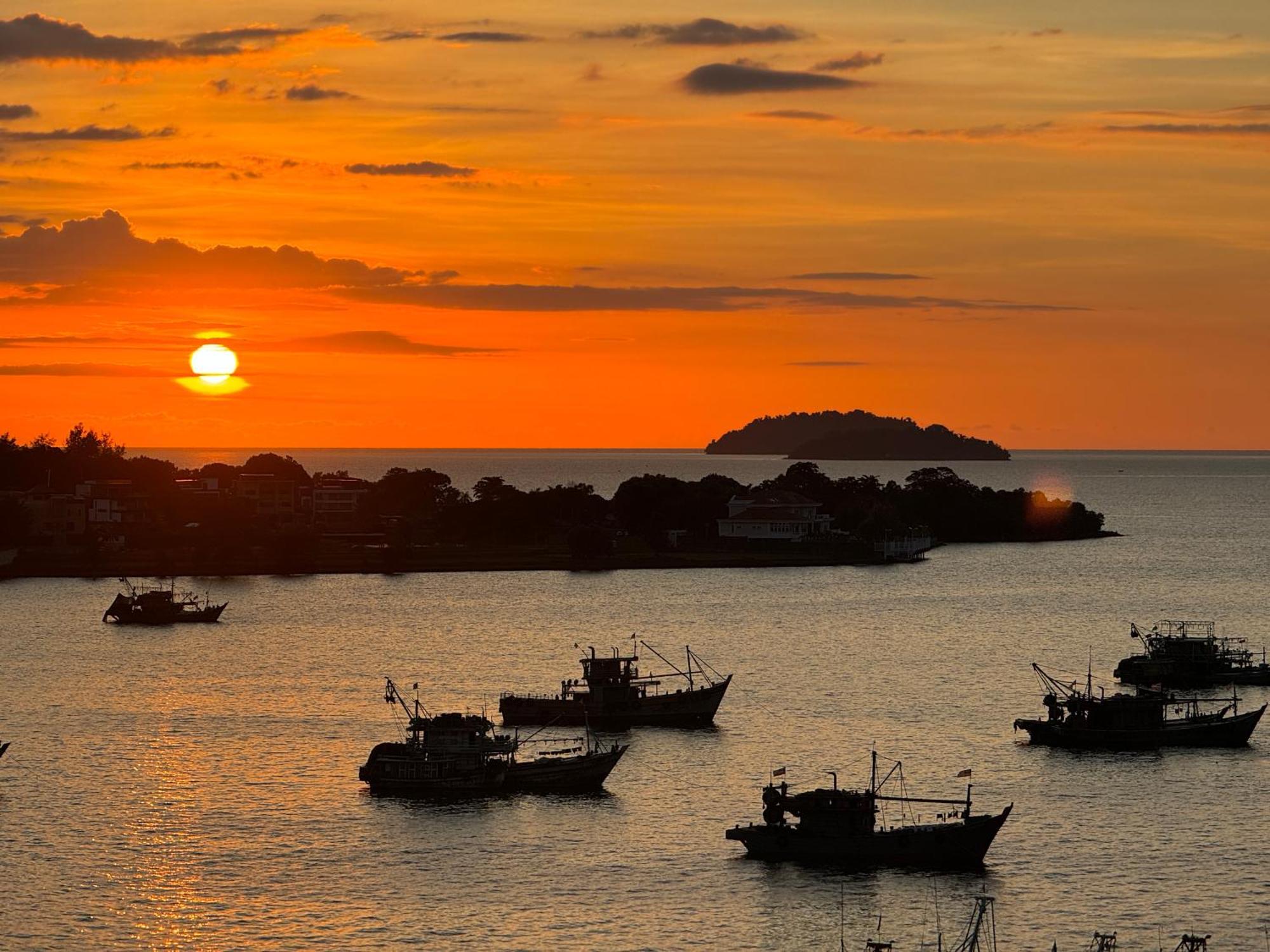 The Shore Cbd Kota Kinabalu By Laxzone Suite Zewnętrze zdjęcie